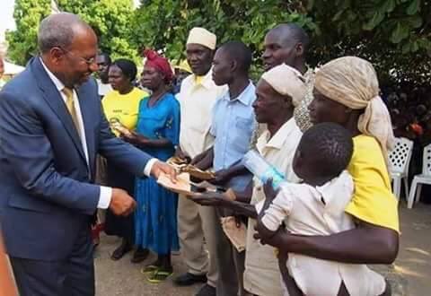 PM Uganda 11.02.2016 Paying Bribe